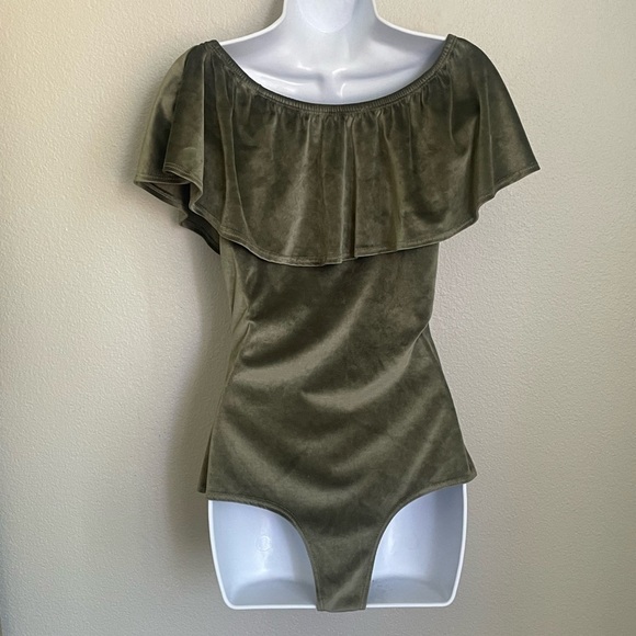 Gia Monae Olive Green Velvet Off Shoulder Bodysuit Larg Snap Closure Ruffle Trim - Picture 6 of 7